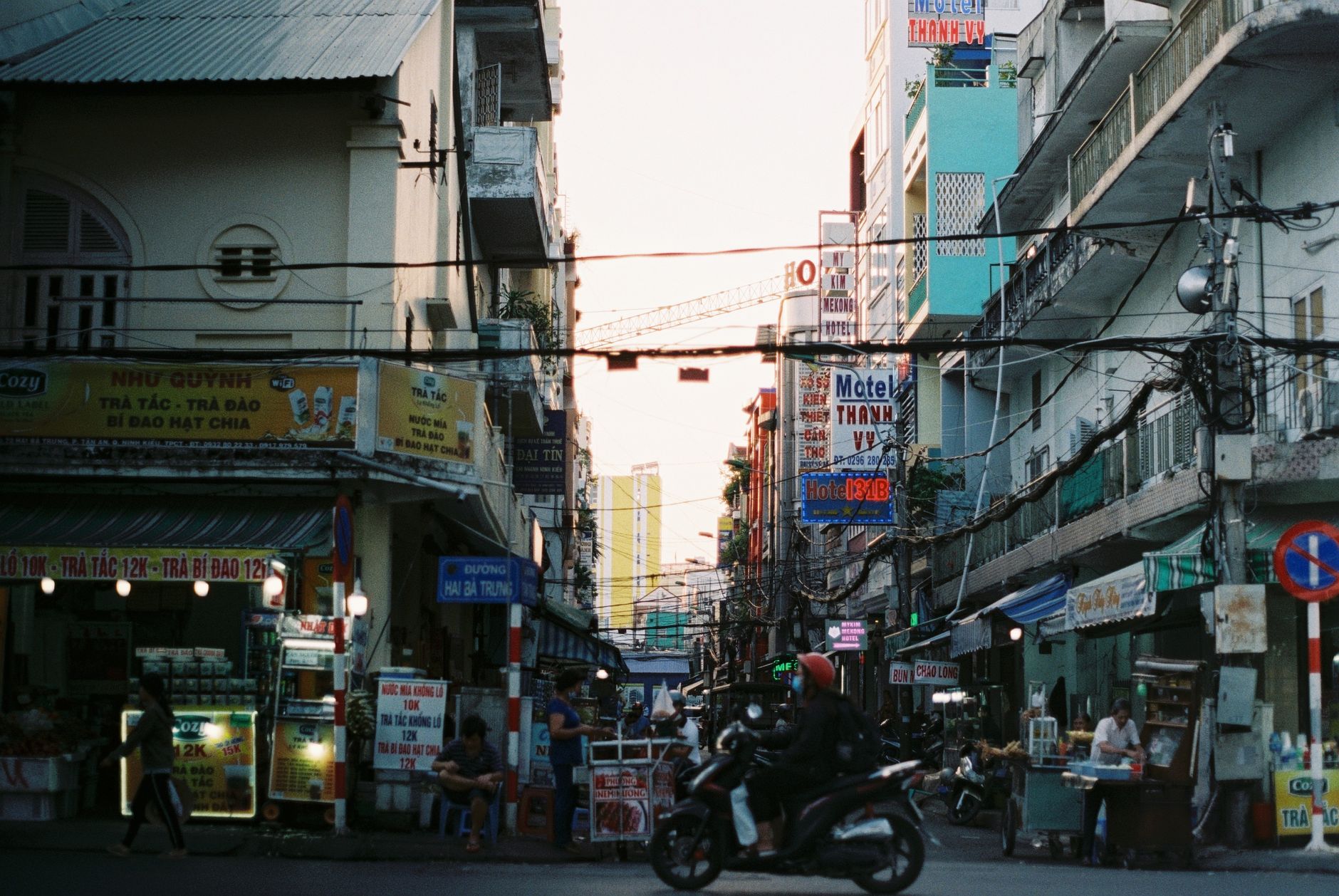 Colorful busy street scene in Cần Thơ, Vietnam with vibrant signs and people. — The Key to Business Growth: Creating Innovati